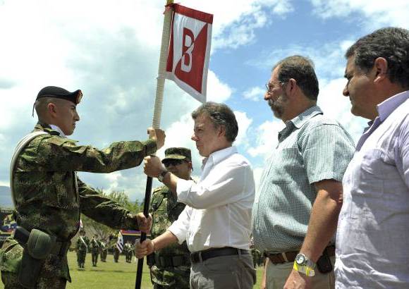 Presidencia de la Rep&#250;blica - El presidente Santos entreg&#243; el bander&#237;n al comandante de la Compa&#241;&#237;a de Instrucci&#243;n de la que har&#225; parte su hijo.