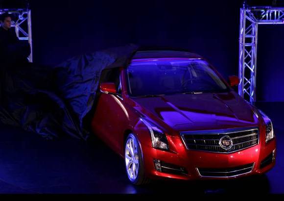 AP - General Motors present&#243; el Cadillac ATS 2013, con el que quiere hacer sombra a sus competidores europeos, especialmente BMW, Mercedes y Audi en el nicho de berlinas de lujo.
