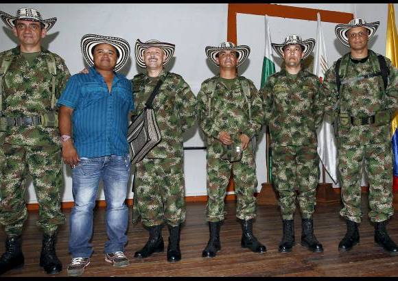 - Líder indígena de Tuchín les entregó a los altos mandos de la Séptima División del Ejército sombreros vueltiaos, insignia de la cultura caribe.