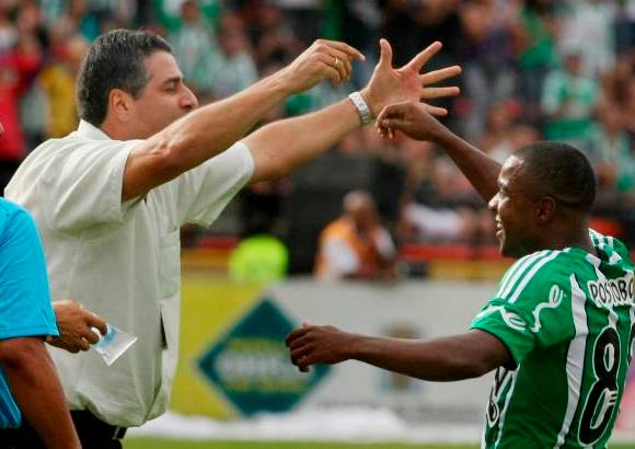 Juan Antonio S&#225;nchez - Un abrazo profundo que corresponde a la confianza que siempre le ha brindado Santiago Escobar a Dorlan. &quot;Mem&#237;n&quot; la paga con buen f&#250;tbol y goles.