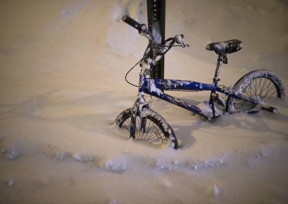 AP - La primera gran tormenta del invierno del 2014 ha generado temperaturas gélidas y fuertes vientos desde la parte baja del Valle de Misisipi hasta la costa atlántica, con cerca de 60 centímetros de nieve en algunas áreas de Massachusetts.