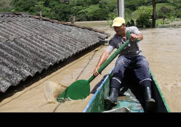 Donaldo Zuluaga - La poblaci&#243;n utiliza balsas para desplazarse debido a las fuertes inundaciones.