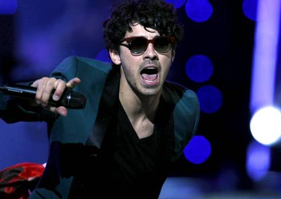 AP - Daba igual si los temas eran un poco m&#225;s &#39;ca&#241;eros&#39;, interpretados por Joe, o eran baladas como &quot;Give Love A Try&quot;, de Nick, el m&#225;s joven de los tres, el resultado era siempre el mismo, quince mil gargantas dej&#225;ndose la voz.