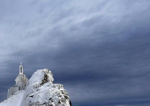 Reuters - La iglesia más alta de Alemania, la de Wendelstein, ubicada a más de 1.838 metros de altura fue cubierta completamente por la nieve.