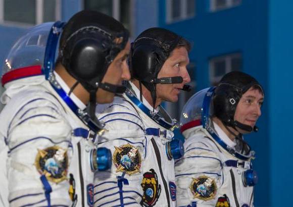 Reuters - La Soyuz TMA-04M lleva a la EEI a los rusos Guennadi Padalka y Sergu&#233;i Revin, y al astronauta de la NASA Joe Acab&#225;, quienes se sumar&#225;n a la 31 expedici&#243;n de la misi&#243;n permanente en la plataforma orbital.