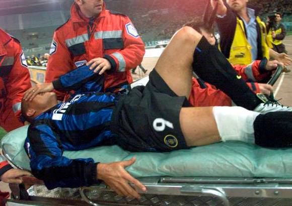 Reuters - Tuvo problemas con sus rodillas a lo largo de su carrera, y tuvo que someterse a cirugías estando en el Inter de Milán y el AC Milán. Pasó casi dos años fuera de las canchas mientras se recuperaba de una operación tras una lesión de rodilla en la final de la Copa Italia contra Lazio en abril de 2000.