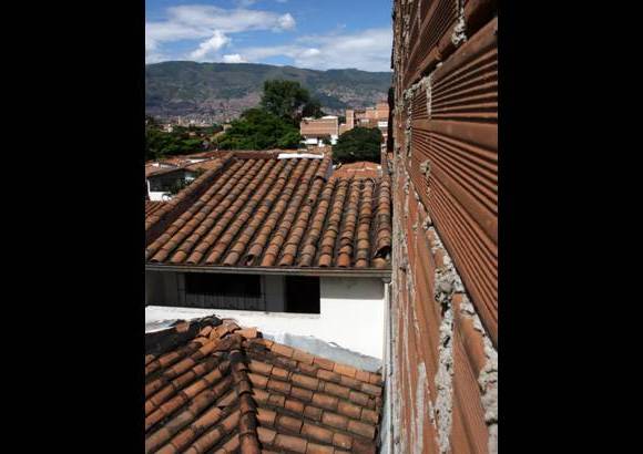 FOTO ARCHIVO EL COLOMBIANO - El 2 de diciembre, las labores de inteligencia permitieron a las autoridades rastrear las llamadas que Escobar le hizo a su hijo Juan Pablo, para llegar hasta la vivienda donde se escond&#237;a en el barrio Los Olivos, occidente de Medell&#237;n, y dar muerte al entonces hombre m&#225;s buscado del mundo.