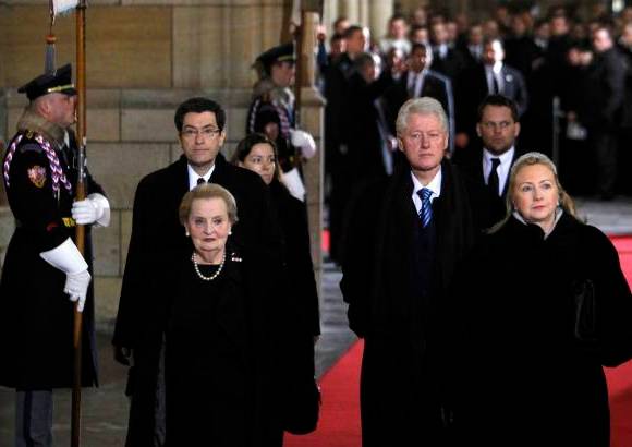 AP - La secretaria de Estado de Estados Unidos, Hillary Clinton estuvo acompañada por su esposo, el expresidente Bill Clinton y la exsecretaria Madeleine Albright.