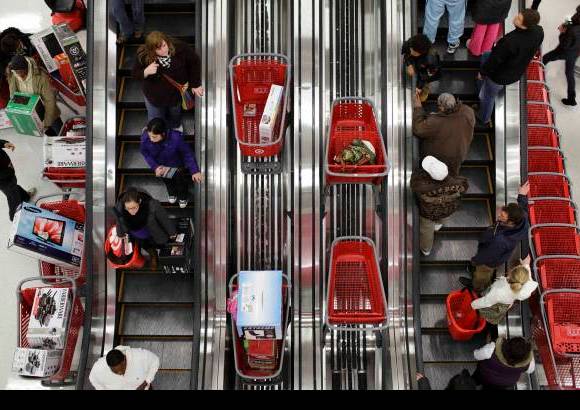 Reuters - Muchos de ellos, para atraer a su clientela, ofrecen igualar en precios a sus rivales y abonar esa diferencia en tarjetas de regalo de los establecimientos, o durante periodos de varias horas ofrecen apartar sus productos y pagarlos a plazos semanales sin recargo de intereses.
