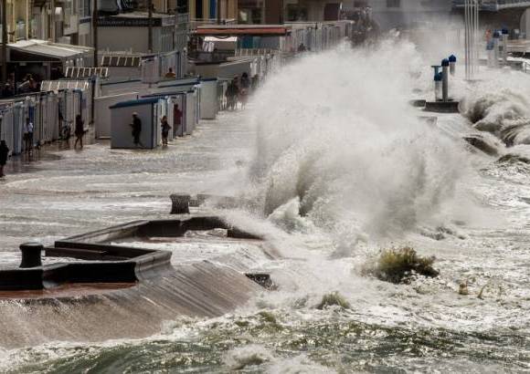 AFP - Fuerte oleaje en Wimereux, Francia, esta semana.
