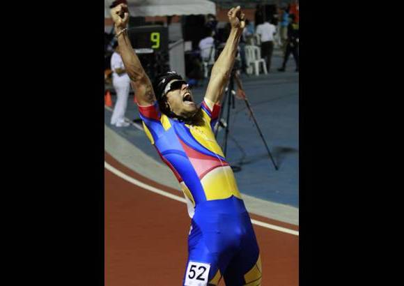 COLPRENSA - Se comenzaron a cumplir las expectativas y el patinaje le dio oros a Colombia tanto en la rama femenina como en la masculina. Pedro Causil gan&#243; la presea dorada en los 300 metros.