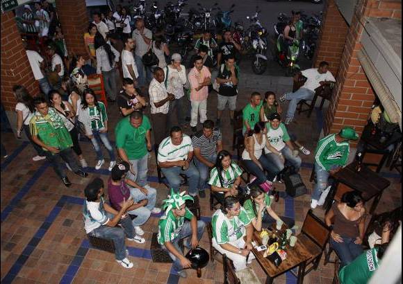 R&#243;binson S&#225;enz - En Medell&#237;n, los hinchas verdolagas siguieron minuto a minuto las incidencias del compromiso.