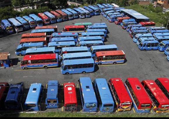 Foto R&#243;binson S&#225;enz - Los conductores insisten que la intenci&#243;n del gobierno municipal de sacar 35 rutas de Medell&#237;n y el retiro de los veh&#237;culos sin ning&#250;n incentivo para los propietarios son las razones por las cuales los conductores de esta zona de la ciudad se unieron al cese de actividades.