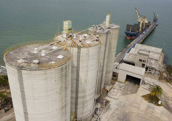 - Los silos de la terminal pueden almacenar 15.000 toneladas métricas de granos.