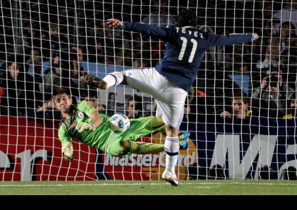 Reuters - El arquero Fernando Muslera ataj&#243; el penal de Carlos Tevez.
