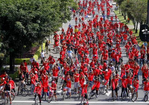 Donaldo Zuluaga - Cerca de 1.500 hinchas del Independiente Medell&#237;n rodaron por algunas v&#237;as de la ciudad, con motivo del ciclopaseo que organiz&#243; el club este domingo con motivo de la celebraci&#243;n del centenario.