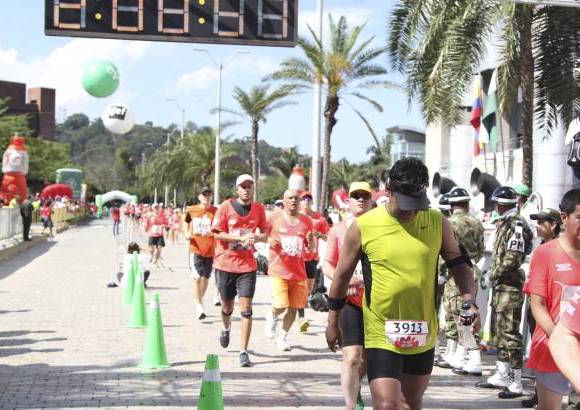 Esteban Jaramillo y Sebasti&#225;n Salazar - M&#225;s de 10 mil competidores se dieron cita en esta hist&#243;rica cita deportiva que se corr&#237;a en las modalidades de 5, 10, 21 y 42 kil&#243;metros.