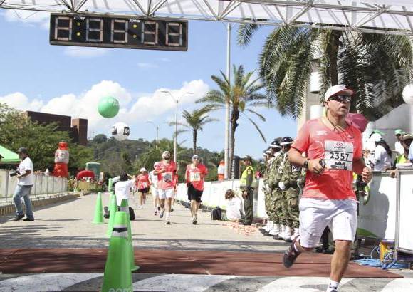 Esteban Jaramillo y Sebasti&#225;n Salazar - M&#225;s de 10 mil competidores se dieron cita en esta hist&#243;rica cita deportiva que se corr&#237;a en las modalidades de 5, 10, 21 y 42 kil&#243;metros.