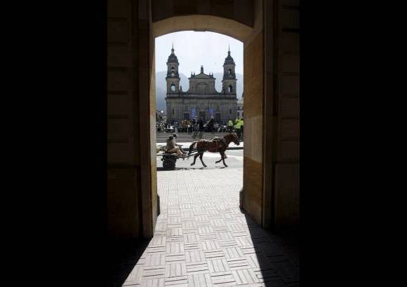 Germ&#225;n Enciso, Colprensa - La estampa de carretas tiradas por burros o caballos, conocidas en como &quot;zorras&quot; o carretillas, est&#225; a punto de desaparecer en Bogot&#225; por decreto, en medio de las protestas de los &quot;zorreros&quot;, que se resisten a abandonar esta forma de vida.