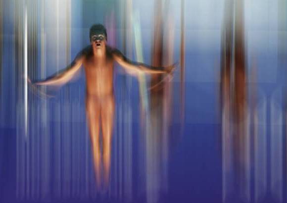 Reuters - Adam Pretty gan&#243; en Deportes con esta imagen de Thomas Daley, de Gran Breta&#241;a, quien compite en el preliminar de tres metros hombres en trampol&#237;n, durante los Juegos Ol&#237;mpicos de la Juventud en Toa Payoh, Singapur.