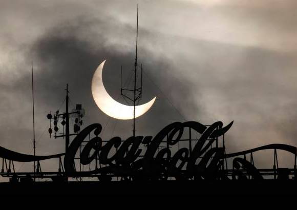 Reuters - En el transcurso de un eclipse total se alteran apreciablemente la luz y la temperatura y hasta los p&#225;jaros callan, mientras que con un eclipse parcial el cielo se vuelve solo un poco gris y, si adem&#225;s est&#225; cubierto, puede pasar casi desapercibido.