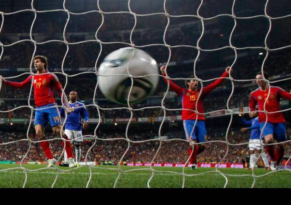 Reuters - Un gol de David Silva a cinco minutos del final dio al vigente campe&#243;n del mundo la victoria 1-0 sobre Colombia en el primer partido de 2011 para los espa&#241;oles y colombianos.