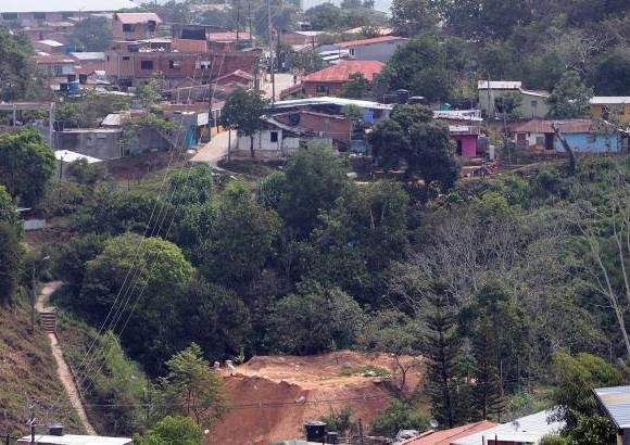 FOTOS HERN&#193;N VANEGAS - Esta mina (&#225;rea deforestada) colinda con el barrio Brice&#241;o.
