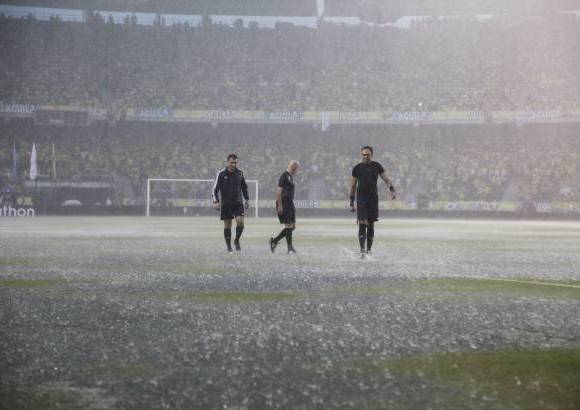 AP - La fuerte lluvia de Barranquilla hizo que el encuentro se retrasara.