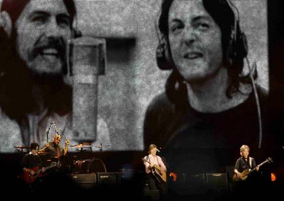 Reuters - Macca, como tambi&#233;n se le conoce al famoso bajista, dedic&#243; Hope Of Deliverance a las madres mexicanas, que el jueves festejaron su d&#237;a.