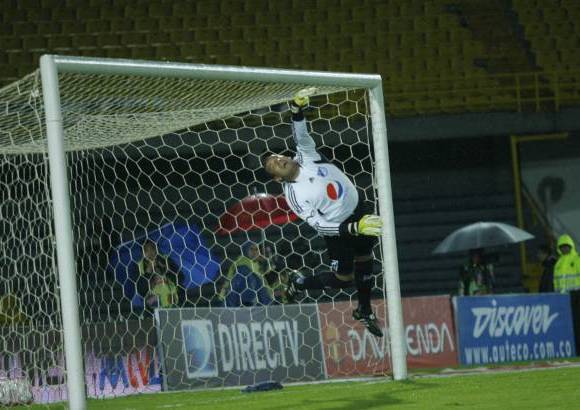 Colprensa - Millonarios hizo respetar su cancha y derrot&#243; por 3-1 al Cali en el estadio El Camp&#237;n.