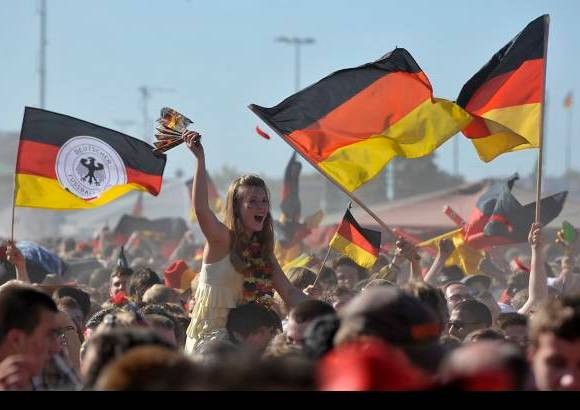Reuters - Desde Berl&#237;n, cientos de seguidores alemanes celebraron el triunfo de su selecci&#243;n.
