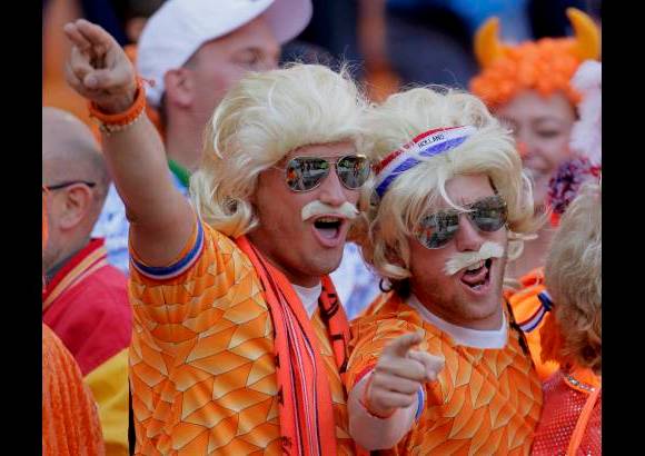 Reuters - Los llamativos trajes de los aficionados holandeses fueron lo m&#225;s destacado del ambiente que se vivi&#243; en el Soccer City.