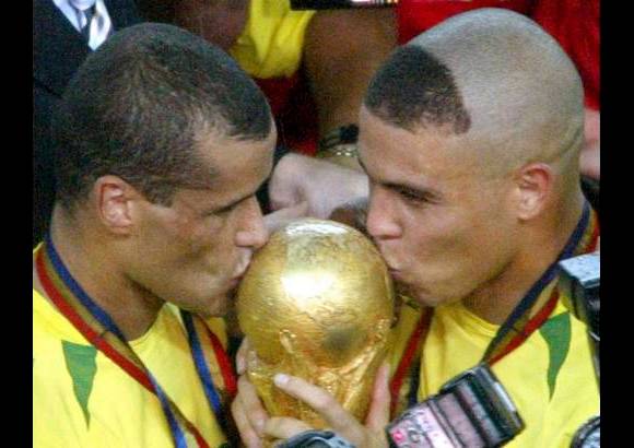 Reuters - Cuando estaba en buenas condiciones, el delantero era imparable. Ronaldo fue elegido tres veces como el Jugador del Año de la FIFA, en dos oportunidades como el Futbolista Europeo del Año y es el máximo artillero de la historia de los Mundiales.