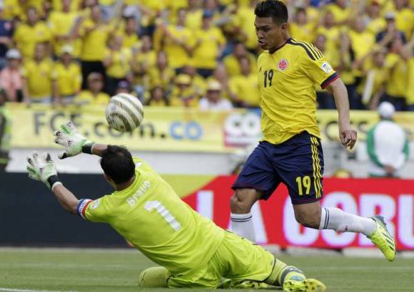 Reuters - El arranque del juego tuvo manejo de bal&#243;n para los chilenos, que no se escondieron, sino que salieron a proponer, sin embargo, la primera opci&#243;n clara fue para Colombia, a los 5 minutos, gracias a un bal&#243;n que recuper&#243; James para con centro dejar solo a Te&#243;filo frente a Claudio Bravo, pero su definici&#243;n se fue por encima del travesa&#241;o.