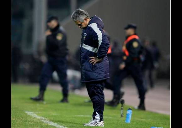 Reuters - Reinaldo Rueda admiti&#243; que hay rumores sobre su salida de la selecci&#243;n, pero considera que tendr&#225; que sentarse con los directivos y analizar lo que ha ocurrido para concretar si va a seguir o no al frente de Ecuador, aunque considera que el equipo no pas&#243; la evaluaci&#243;n de la Copa Am&#233;rica porque hubo equivocaciones.