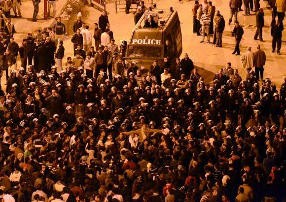 AP - La chispa que prendi&#243; el fuego de las protestas fue el desalojo por la fuerza de un grupo de familiares de v&#237;ctimas de la revoluci&#243;n.