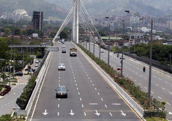 Jaime Pérez - Imponente, la mayor parte del día el puente luce descongestionado, con poco tráfico, dada su amplitud de carriles.