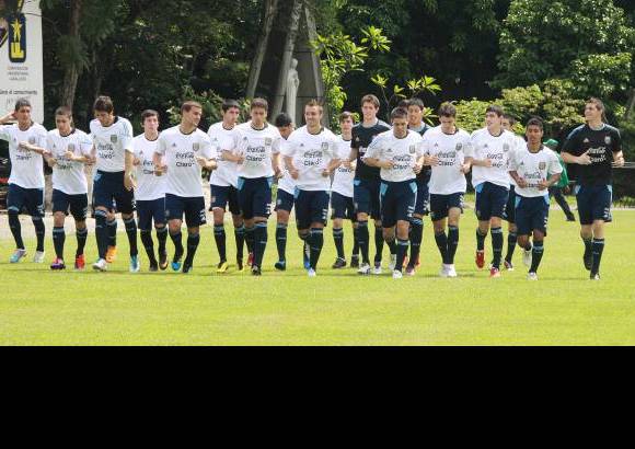 Róbinson Sáenz - Argentina hizo ejercicios de estiramiento y calentamiento y reconoció la cancha.