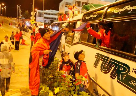 Juan Antonio Sánchez, enviado especial Manizales - Cientos de hinchas rojos acompañaron al equipo en Manizales.