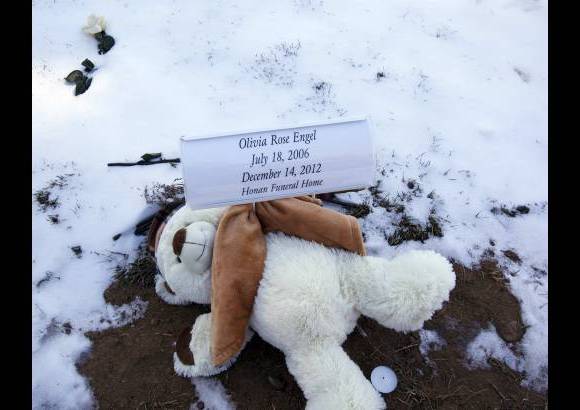 Reuters - Cientos de menores que escaparon el mes pasado a un terrible ataque en una escuela primaria en Newtown, Connecticut, han vuelto a sus aulas por primera vez desde que un hombre armado mató a 20 de sus compañeros y a seis miembros del plantel.