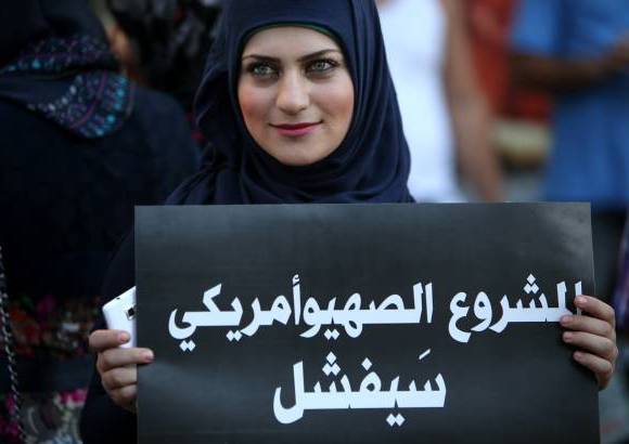 AP - Una partidaria del r&#233;gimen pro-sirio liban&#233;s, sostiene una pancarta en &#225;rabe que dice: &quot;el proyecto sionista-estadounidense se cansar&#225;&quot;, todo durante una manifestaci&#243;n en contra de un posible ataque militar en Siria.