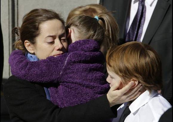 AP - Mimi O&#39;Donnell abraza a sus hijos Willa y Cooper.
