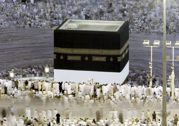 Reuters - Todos los peregrinos deben caminar a la izquierda alrededor de la Kaaba siete veces y tienen que intentar tocar la Piedra Negra por lo menos una vez.