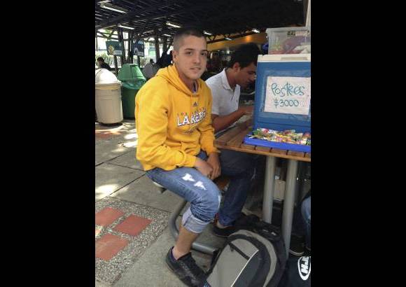 Catalina Hernández Osorio - Esteban Arango, estudiante de Eafit. "Me remango por tanta gente inocente que pisa minas antipersonal".