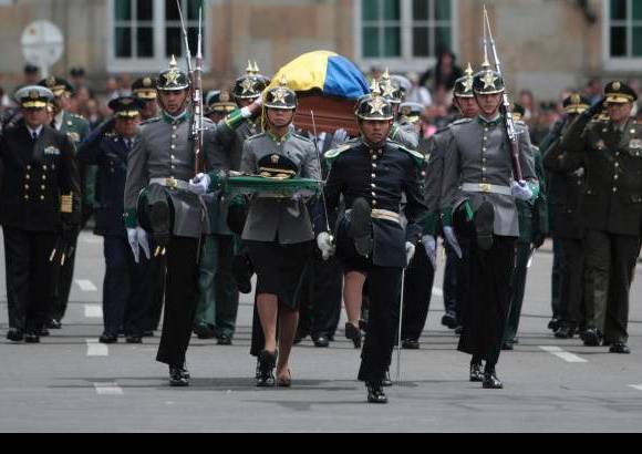 Reuters - Tan pronto el cortejo fúnebre hizo su ingreso a la Plaza de Bolívar se escuchó un fuerte aplauso de las personas que se reunieron allí como homenaje al uniformado.