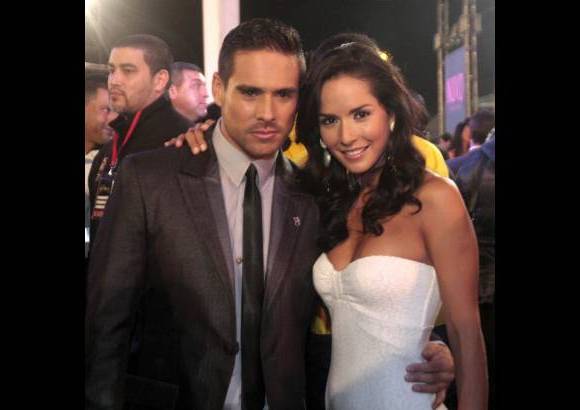 Colprensa-Christian Castillo - Sebasti&#225;n Caicedo, actor de Los canarios y su novia Carmen Villalobos.