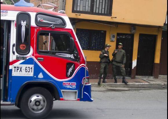 Esteban Vanegas - La Policía facilitó cuatro buses para colaborar con el desplazamiento de los habitantes de esta zona.
