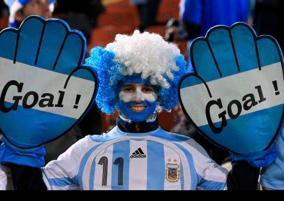 Reuters - Este hincha le acertó al marcador del encuentro.