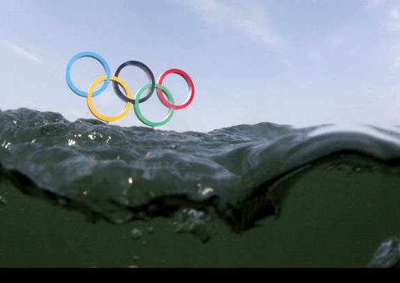 Reuters - Por el agua, por el aire y en tierra se viven los Juegos Olímpicos.