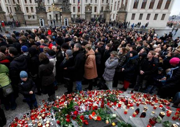 Reuters - Muestras de afecto se sucedieron en la capital, donde millares de personas depositaron velas y otros recordatorios junto a la estatua ecuestre del patrón, San Wenceslao, en cuyo pedestal colgaban fotos de Havel.